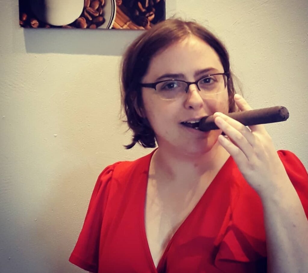 Esther Heshof met een chocoladesigaar