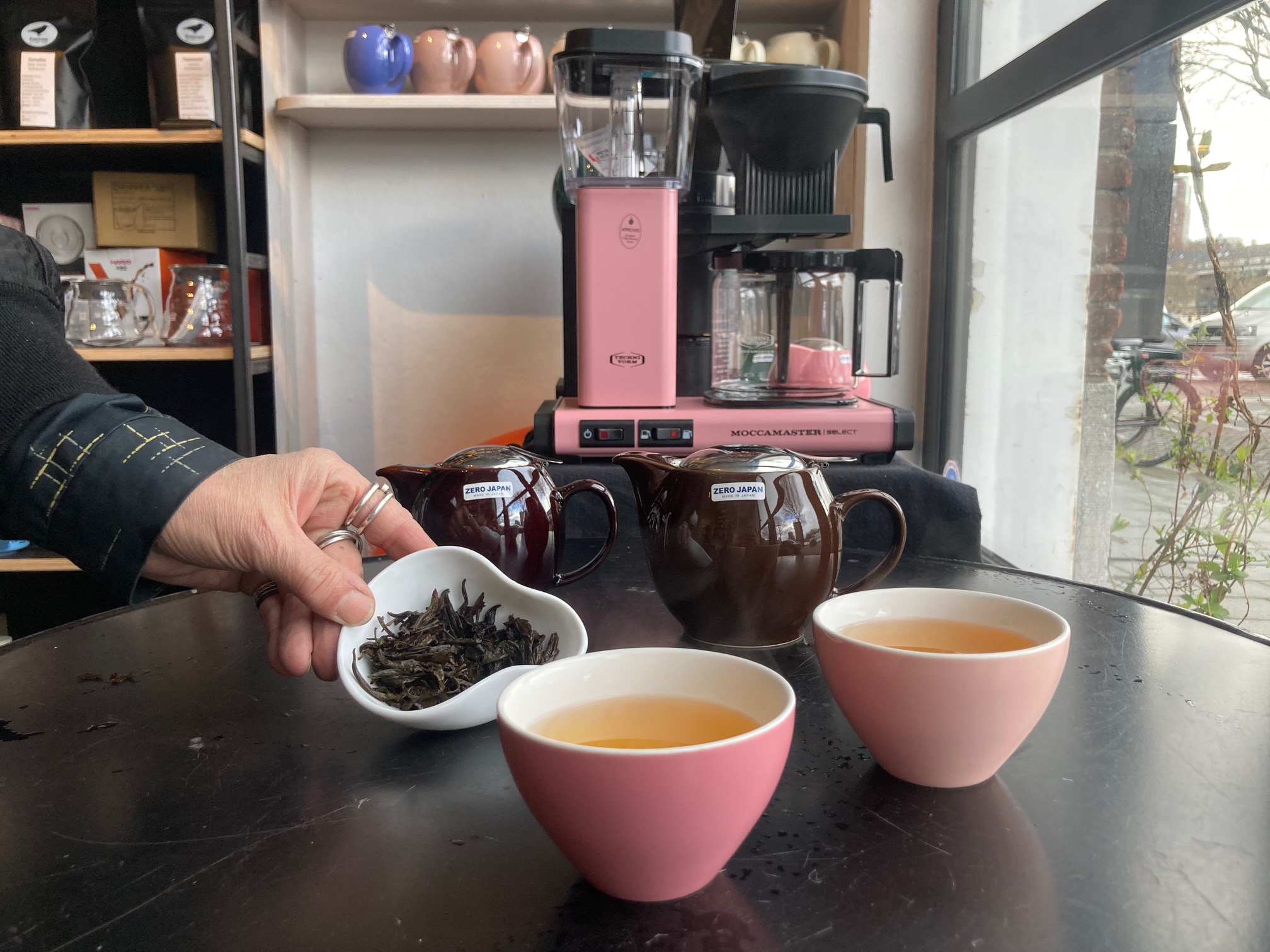 Rou Gui Oolong met Zero Japan theekoppen en een Moccamaster koffiezetapparaat op de achtergrond